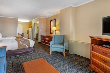 Efficiency, Ground Level, Interior Entrance, 2 Queen Beds & Sofa Bed, Non Smoking