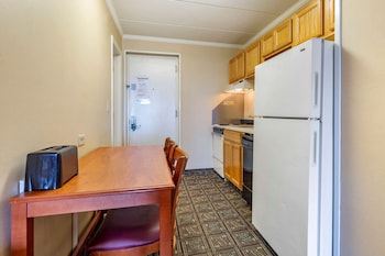 Efficiency, Ground Level, Interior Entrance, 2 Queen Beds & Sofa Bed, Non Smoking