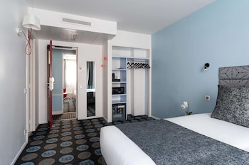 Privilege Room - Complimentary soft minibar,courtesy tray, Chromecast and digital press