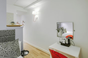Single Room - Complimentary soft minibar,courtesy tray, Chromecast and digital press