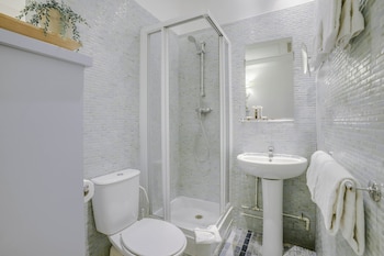 Single Room - Complimentary soft minibar,courtesy tray, Chromecast and digital press
