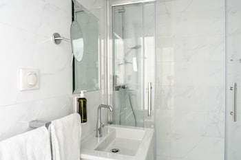 Apartment - Complimentary soft minibar,courtesy tray, Chromecast and digital press