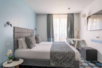 Privilege Room - Complimentary soft minibar,courtesy tray, Chromecast and digital press
