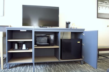 Studio Suite, 1 King Bed with Sofa bed, Non Smoking