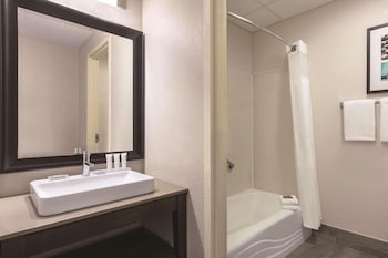 Studio Suite, 1 King Bed with Sofa bed, Non Smoking