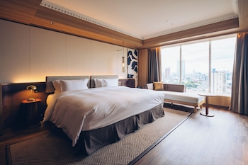 [October 2025 Newly Renovated] Tower View Suite, Non Smoking - Club Lounge Access, 32 Floor
