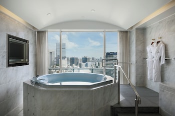 [October 2025 Newly Renovated] View Bath Suite, Non Smoking - Club Lounge Access, 32 Floor