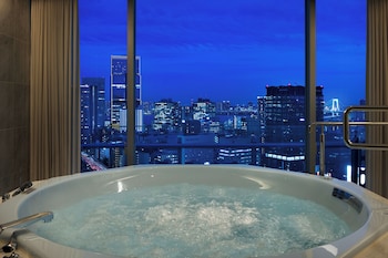 [October 2025 Newly Renovated] View Bath Suite, Non Smoking - Club Lounge Access, 32 Floor
