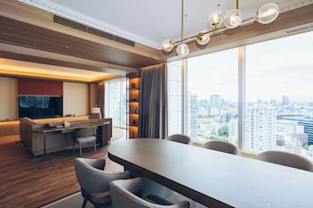 [October 2025 Newly Renovated] Tower View Suite, Non Smoking - Club Lounge Access, 32 Floor