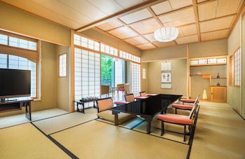 Japanese Garden Luxury Suite, Non Smoking, 2F [ 2 single beds and 4 Japanese futons]