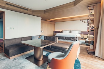 [October 2025 Newly Renovated] Familia Suite B, Non Smoking - Club Lounge Access, 32 Floor