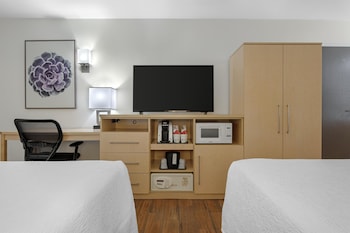 Standard Room, 2 Queen Beds, Refrigerator & Microwave, Mountain View