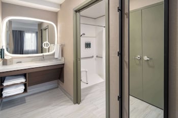 Suite, One King Bed, Accessible