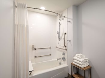 Room, 1 King Bed, Accessible, Bathtub (Mobility & Hearing)