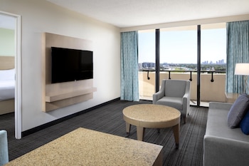 Suite, 1 King Bed, Accessible, Non Smoking