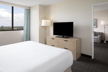 Suite, 1 King Bed, Accessible, Non Smoking