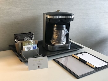 Room, 1 King Bed, Non Smoking (Mobility & Hearing, Roll-in Shower)