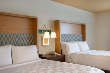 Suite, 2 Queen Beds, Balcony, Mountain View
