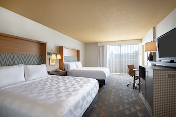 Suite, 2 Queen Beds, Balcony, Mountain View
