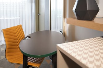 Suite, 2 Queen Beds, Balcony, Mountain View