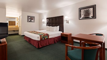 Standard Room, 1 King Bed, Accessible, Bathtub