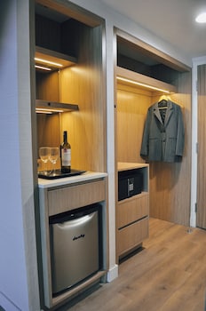 Deluxe Room, 1 King Bed, Harbor View (Renovated)