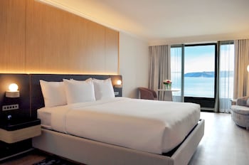 Premium Room, 1 King Bed, Harbor View (Renovated)