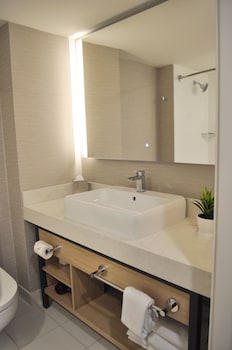 Deluxe Room, 1 King Bed, Harbor View (Renovated)