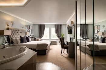 Deluxe Room, 1 Double Bed, Jetted Tub, Garden View