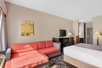 Standard Room, 1 Queen Bed, Non Smoking, Refrigerator & Microwave