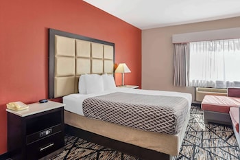 Standard Room, 1 Queen Bed, Non Smoking, Refrigerator & Microwave