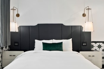Deluxe Room, 1 Queen Bed