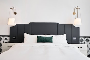 Deluxe Room, 1 Queen Bed (Accessible)