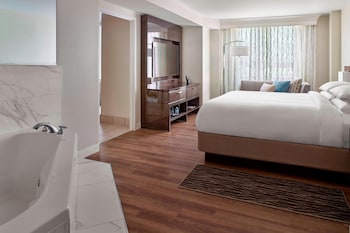 Suite, 1 King Bed, Tower