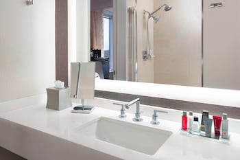 Standard Room, 1 King Bed, Tower (Mobility Accessible, Tub)