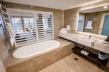 Studio Suite, 1 King Bed with Sofa bed