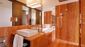 Junior Suite, 1 King Bed, Lake View