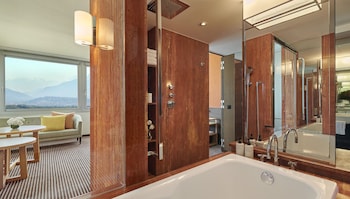 Junior Suite, 1 King Bed, Lake View