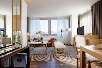 Suite, Lake View (Panoramic)