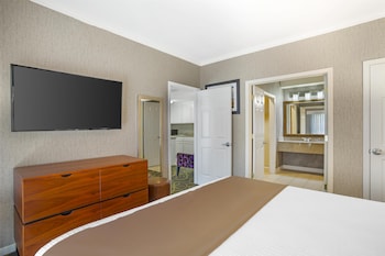 Suite, 1 Queen Bed, Accessible, Kitchenette (with Sofabed)