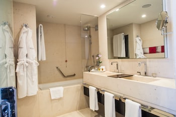 Deluxe Suite, City View