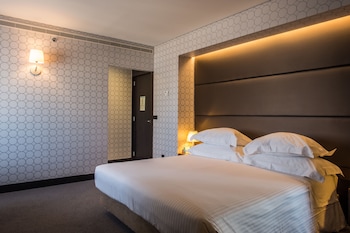 Deluxe Suite, City View