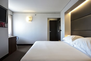 Deluxe Suite, City View