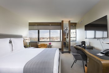 Deluxe Room, 1 King Bed, River View