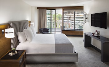 Deluxe Room, 1 King Bed, Balcony