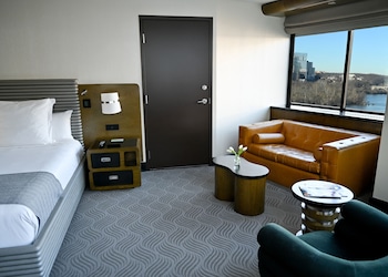 Premier Room, 1 King Bed, River View