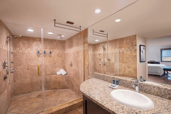Suite, 1 King Bed, Pool View