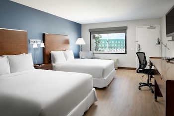 Room, 2 Queen Beds, Pool View