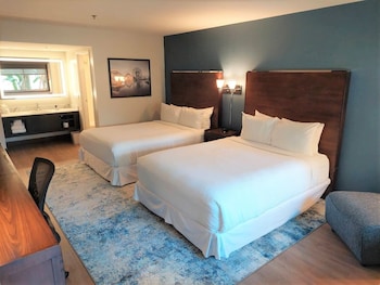 Room, 2 Queen Beds, Pool View