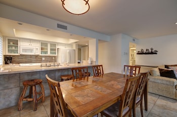 Condo, 2 Bedrooms, 1King, 1 Queen, Kitchen